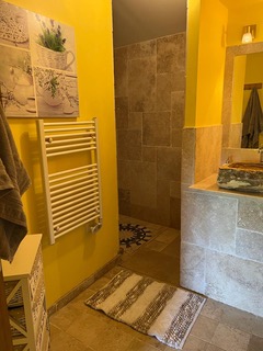 Salle de bain commune pour Myrtille et Arbusier et Chataîgne